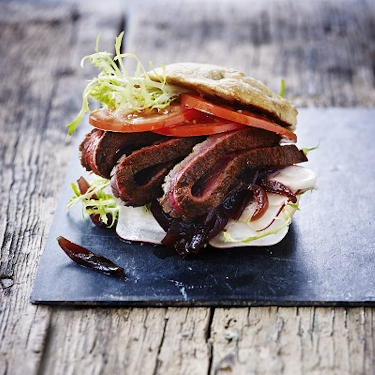 Flanksteak Burger mit BalsamicoZwiebeln Rezept des Monats er